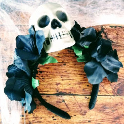 Diadema con calavera y flores negras
